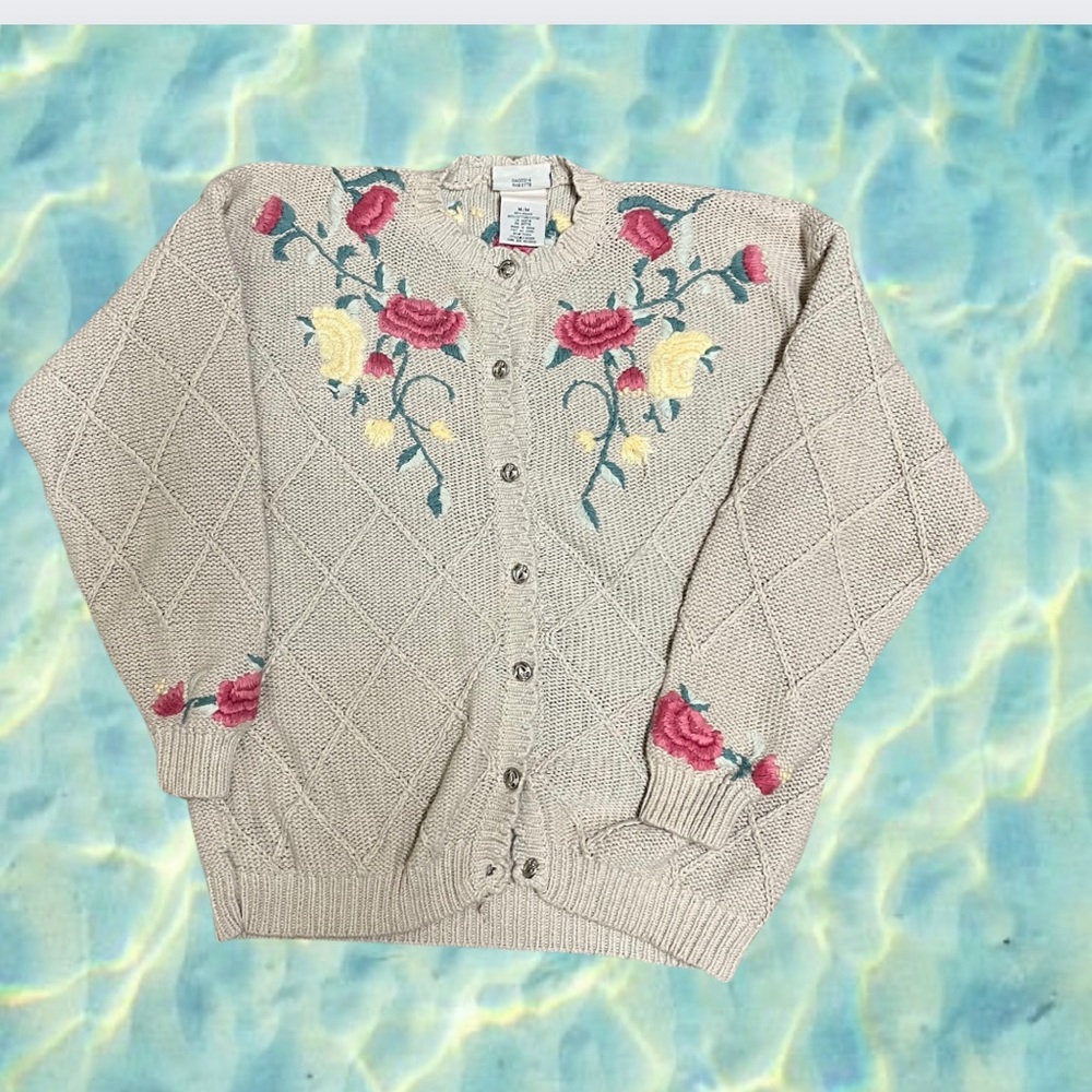 Vintage Women’s Flower Pedals cardigan,